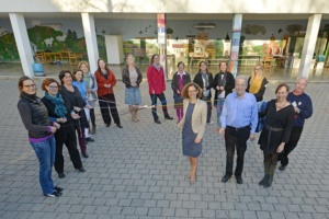 das Lehrerteam der Ährenfeldschule in Gröbenzell; im Vordergrund: Margret de la Camp (JSS), Dr. Bernd Rieder, Rektorin Bettina Betz (v.l.)